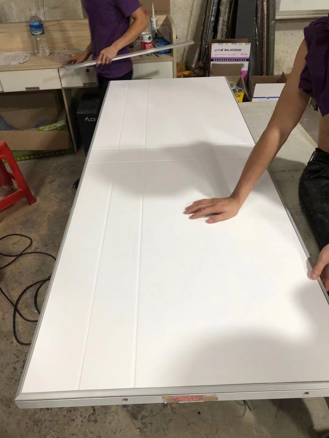 如何利用卧室门的设计增加房间的美观度?